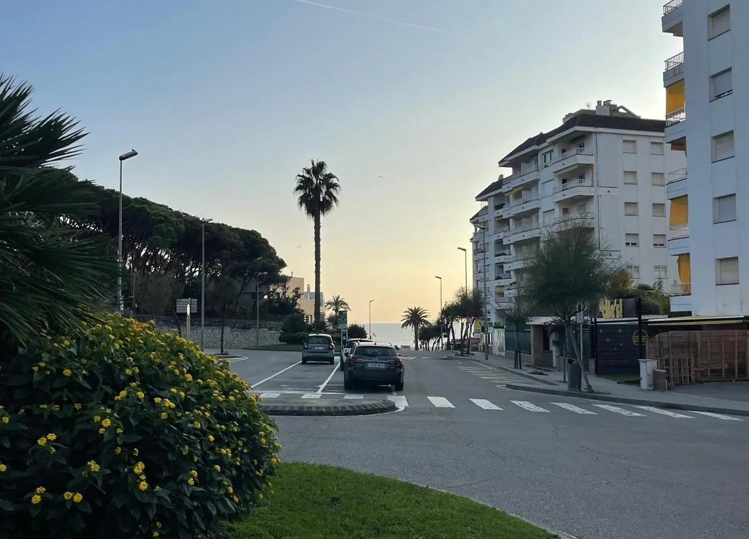 Lloret De Mar Coastal Retreat Just Steps From The Beach Lägenhet